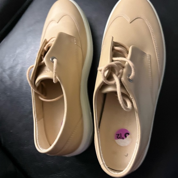 New Ecco size 10 leather cream shoes. - Picture 5 of 7